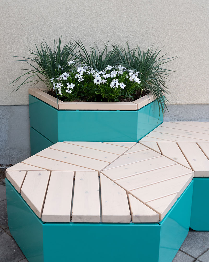 Rosenlund modular seating combination for schools with planters in blue.